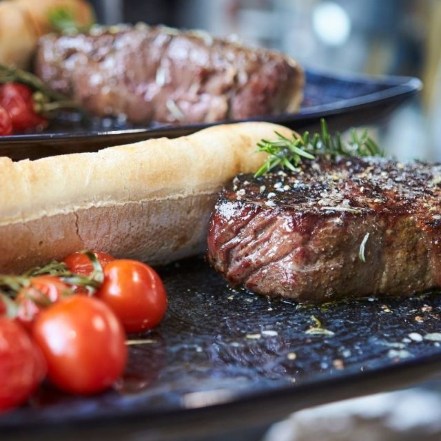 Kulinarik-am-Berg-Steak-c-Saalbach.com-Daniel-Roos