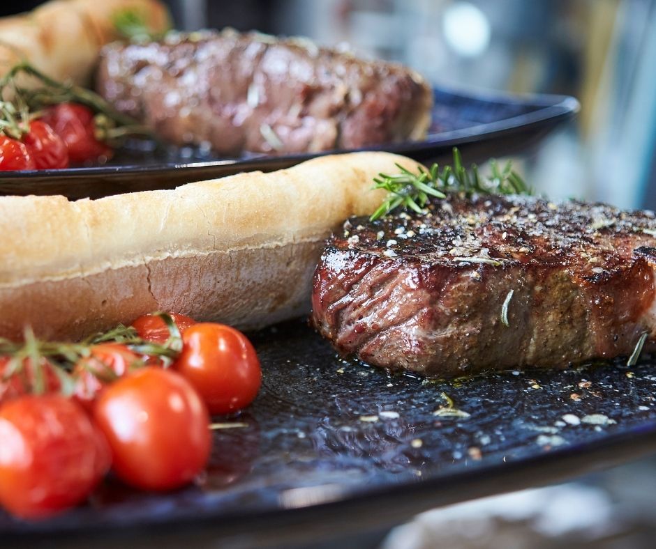 Kulinarik-am-Berg-Steak-c-Saalbach.com-Daniel-Roos